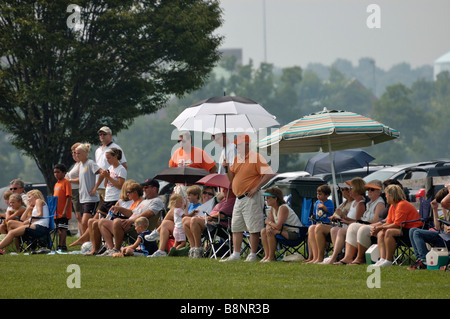 Les parents de spectateurs sur la touche à un American high school football match chez les adolescentes Banque D'Images