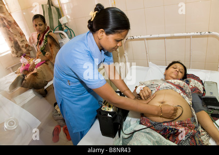 Infirmière / sage-femme de la maternité examine les patients lourdement femme enceinte à la maternité de l'Hôpital Civil, Surat. Le Gujarat. Banque D'Images