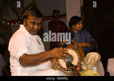 L'Inde Tamil Nadu Mamallapuram musicien classique Carnatique jouant du tambour mridangam Banque D'Images