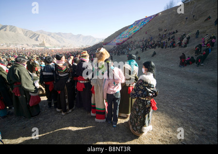 Les pèlerins lors de l'inauguration de Bouddha Tangka cérémonie, Monastère Labrang Xiahe, comté, la préfecture autonome tibétaine de Gannan, Banque D'Images
