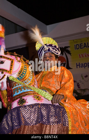 L'Inde Tamil Nadu Mamallapuram danseur masculin traditionnel en costume de cheval Banque D'Images