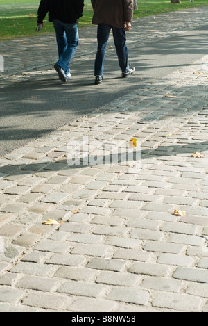 Les piétons circulant le long chemin pavé en parc, low section Banque D'Images