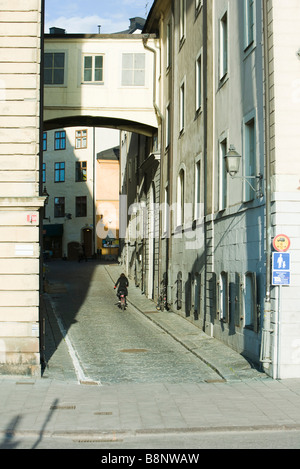 La Suède, Stockholm, des cyclistes sur les rues pavées étroites Banque D'Images