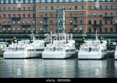 La Suède, Stockholm, les yachts amarrés dans le canal avant de les immeubles à appartements Banque D'Images