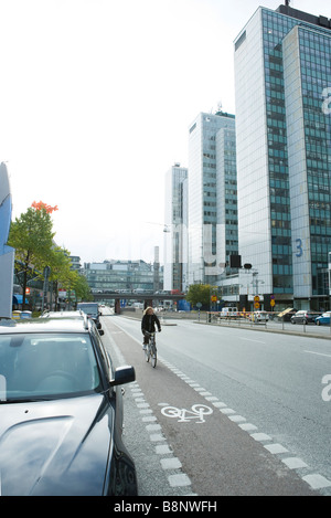 La Suède, Stockholm, bicyclist riding bike lane en milieu urbain Banque D'Images