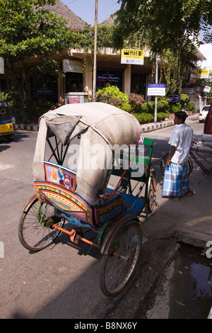 Inde Pondichéry Territoire de l'Union Ville française Rue Romain Rolland de pousse-pousse cycle Banque D'Images