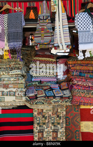 Des tapis colorés et des couvertures sur street market stall, Dubaï, Émirats arabes unis Banque D'Images