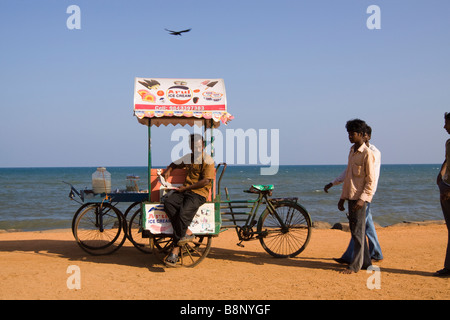 Inde Pondichéry Goubert Avenue Beach Road du vendeur de glaces de mer assis sur panier Banque D'Images