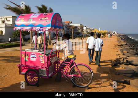 Inde Pondichéry Goubert Avenue Beach Road vendeur de crème glacée avec panier coloré sur front de mer Banque D'Images