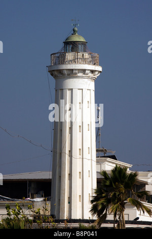 Inde Pondichéry Goubert Avenue Beach Road ancien phare s'élevant au-dessus des propriétés en bord de mer Banque D'Images