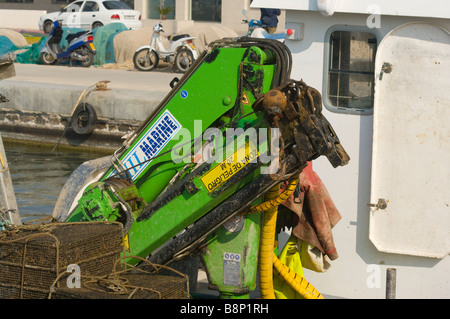 Un Marine Toimil Hiab hydraulique sur un bateau de pêche en Espagne Banque D'Images