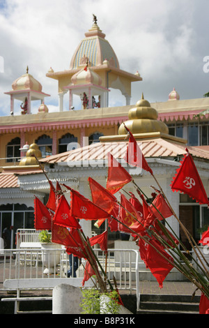 Les drapeaux rouges avec le symbole OM à l'Indian Temple Hindou de Grand Bassin à l'île Maurice. Banque D'Images