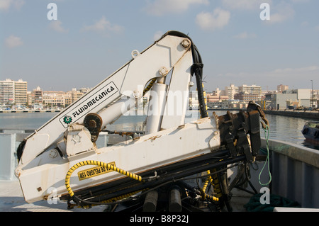 Fluidmecanica UN Hiab hydraulique sur un bateau de pêche en Espagne Banque D'Images