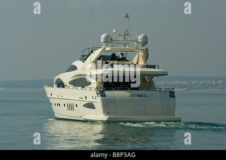 Cher grand luxe Motor Cruiser Location de bateau en mer Banque D'Images