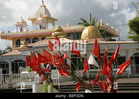 Les drapeaux rouges avec le symbole OM à l'Indian Temple Hindou de Grand Bassin à l'île Maurice. Banque D'Images