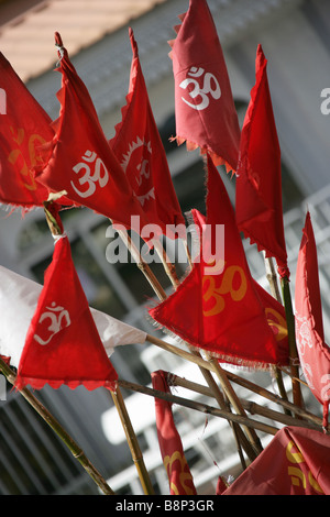 Les drapeaux rouges avec le symbole OM à l'Indian Temple Hindou de Grand Bassin à l'île Maurice. Banque D'Images