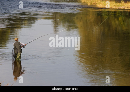 Pays de Galles Wrexham un pêcheur de saumon sur la rivière Dee casting Banque D'Images