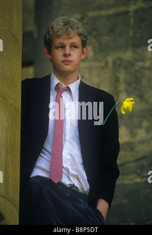 May Day UK un symbole de jonquille du printemps. Célébration du 1er mai un étudiant porte une jonquille dans la poche de sa veste. Oxford, Angleterre 1997 1990s HOMER SYKES Banque D'Images