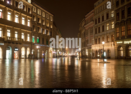 Regardant vers le bas dans la nuit de Grodzka Rynek Glowny. Cracovie, Pologne Banque D'Images