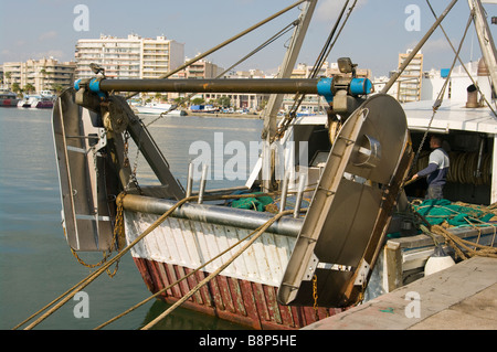 Arrière d'un chalutier de pêche commerciale avec Metal Stern Chalut Santa Pola Espagne Banque D'Images