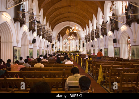 L'Inde Tamil Nadu Chennai Santhome cathédrale basilique catholique des fidèles dans l'intérieur de bancs Banque D'Images