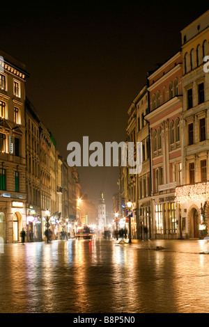 Regardant vers le bas dans la nuit de Grodzka Rynek Glowny. Cracovie, Pologne Banque D'Images