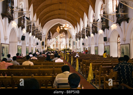 L'Inde Tamil Nadu Chennai Santhome cathédrale basilique catholique des fidèles dans l'intérieur de bancs Banque D'Images