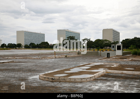 Bâtiments administratifs dans la pluie à Brasilia Brésil Banque D'Images