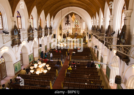 L'Inde Tamil Nadu Chennai Santhome cathédrale basilique catholique des fidèles en vue de l'intérieur de bancs depuis le balcon Banque D'Images