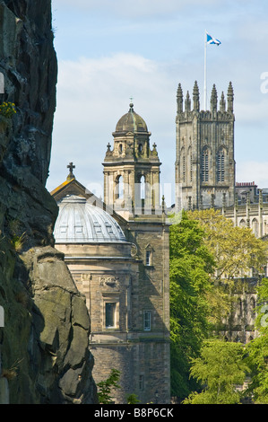 Tours d'église à Édimbourg à la recherche à travers les jardins de Princes Street, avec Castle Rock en avant-plan Banque D'Images