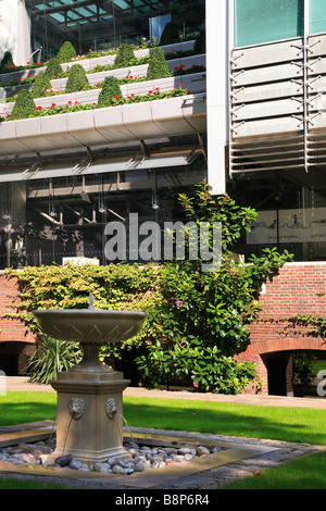 Goldsmiths' St. John Zachary jardin et bâtiment Lloyds TSB au Gresham Street City de Londres Angleterre Banque D'Images