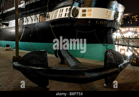 Une vue arrière du musée de l'USS Constellation de nuit avec ancre en premier plan, Baltimore Maryland Port Intérieur Banque D'Images