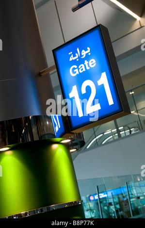 L'aéroport de Dubaï gate 121 sign Banque D'Images