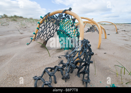 Lobster Pot échoués sur la plage à John Muir Country Park, Dunbar, Ecosse Banque D'Images