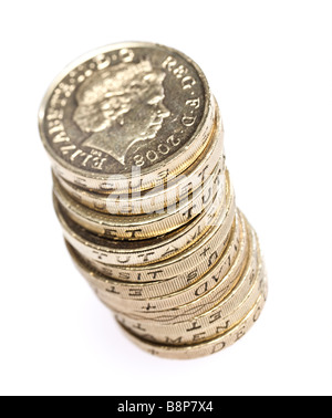 Vieilles pièces d'une livre sterling de 1 £ sur découpe blanche silo isolé - macro - argent britannique Banque D'Images