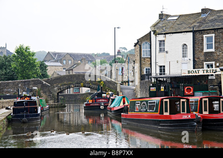 Amarré un bateau long Skipton North Yorkshire UK Banque D'Images