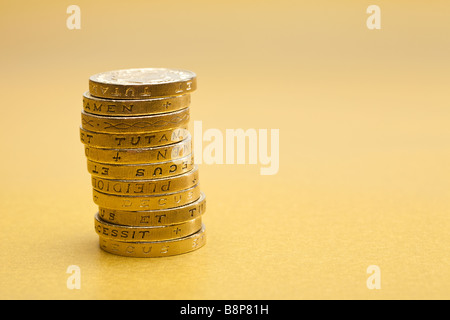 Pile de 1 € l'une pièces livre sterling sur fond d'or Banque D'Images