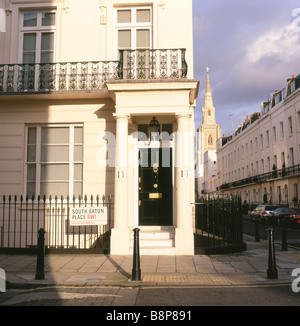 L'Eaton Place street sign, noir porte avant et cher homes en automne Eaton Square sunshine, Belgravia London SW1 England UK KATHY DEWITT Banque D'Images