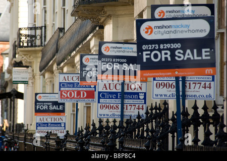 Conseils pour la vente dans une rue de Hove East Sussex Photo par Andrew Hasson le 1er octobre 2008 Banque D'Images