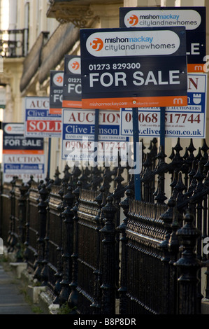 Conseils pour la vente dans une rue de Hove East Sussex Photo par Andrew Hasson le 1er octobre 2008 Banque D'Images