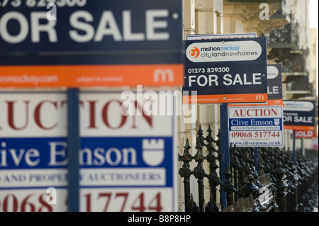 Conseils pour la vente dans une rue de Hove East Sussex Photo par Andrew Hasson le 1er octobre 2008 Banque D'Images