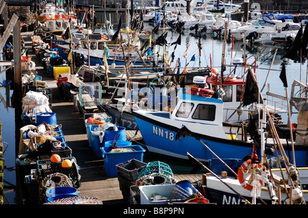 Les bateaux de pêche amarrés au port de plaisance de Brighton UK Banque D'Images