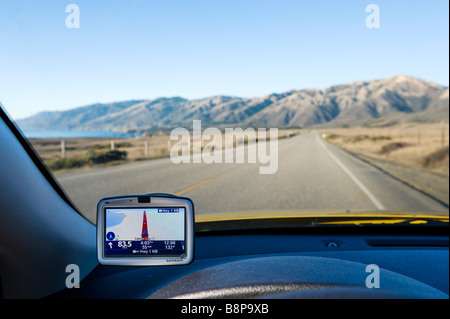 Navigation par satellite GPS Tom Tom sur la Pacific Coast Highway (Autoroute Cabrillo) juste au sud de la Californie, les montagnes de Santa Lucia Banque D'Images