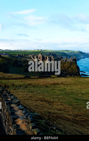 Le Château de Dunluce sur sa côte le comté d'Antrim en Irlande du Nord Banque D'Images