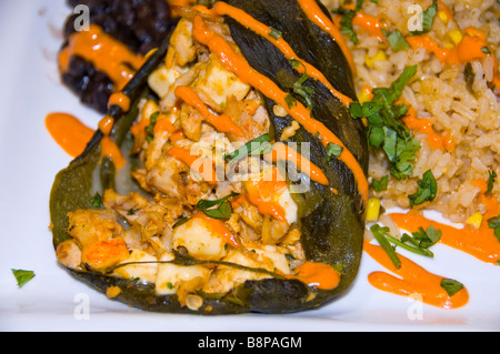 Poulet Chili relleno black beans closeup détail alimentaire riz San Antonio Texas Coin cuisine Tex-Mex chili relleno farcies Banque D'Images