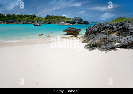 Un voilier ancré dans Castle Harbour Bermudes La plage au premier plan est sur l'île Charles Banque D'Images