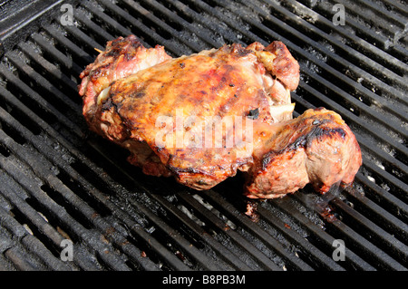 Gigot d'agneau désossé mariné cuit sur une grille chaude du barbecue Banque D'Images