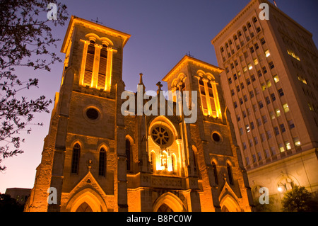 La Cathédrale San Fernando San Antonio (Texas), la nuit nous active la plus ancienne cathédrale bâtiment historique monument attraction touristique Banque D'Images