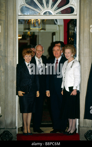 Le premier ministre Margaret Thatcher avec mari Denis Thatcher accueille Michael Gorbatchev et femme Raisa 10 Downing Street 1980 Banque D'Images