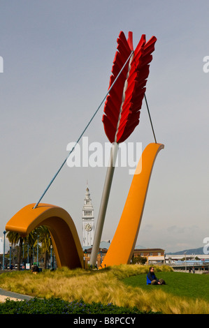 Grande sculpture dans le parc Rincon de arc et flèche avec Ferry Building tour en arrière-plan Banque D'Images